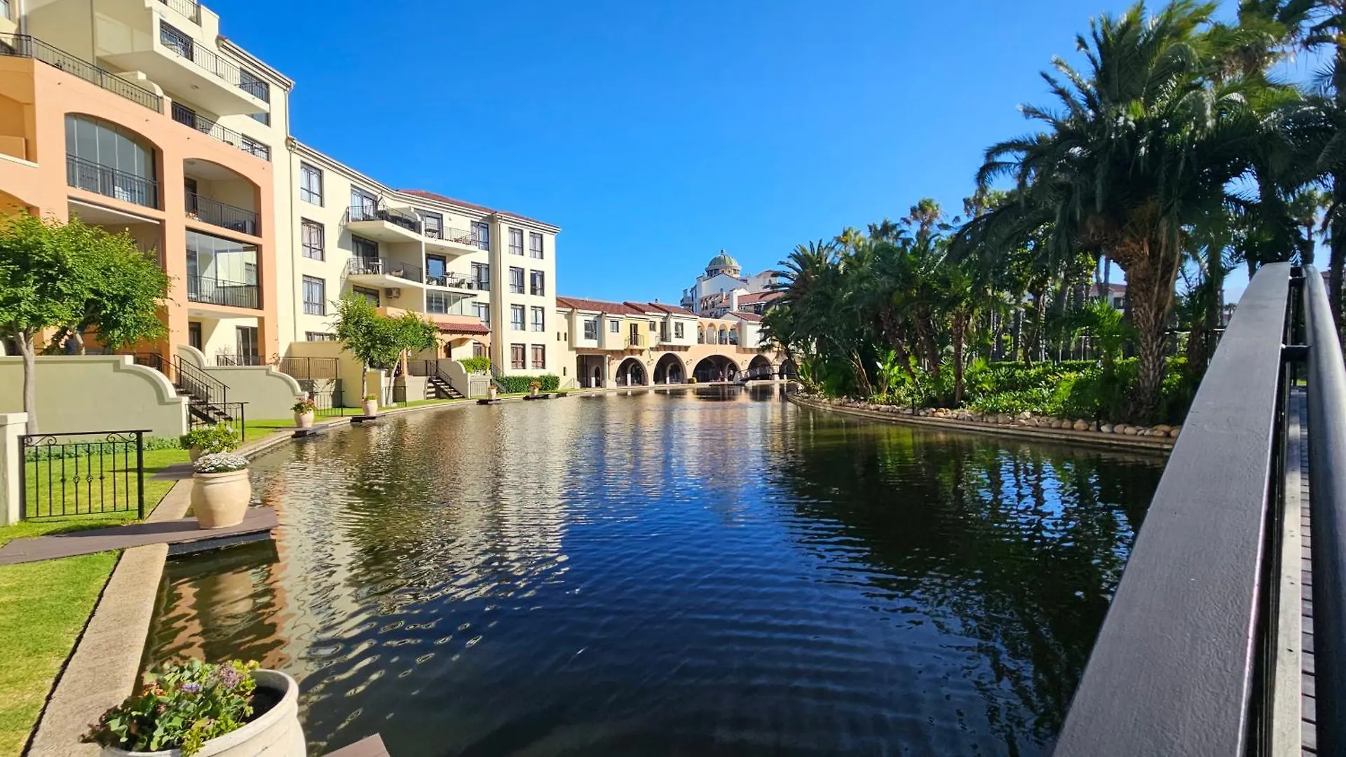 Apartment La Palmera - Island Club Canal Front Cape Town