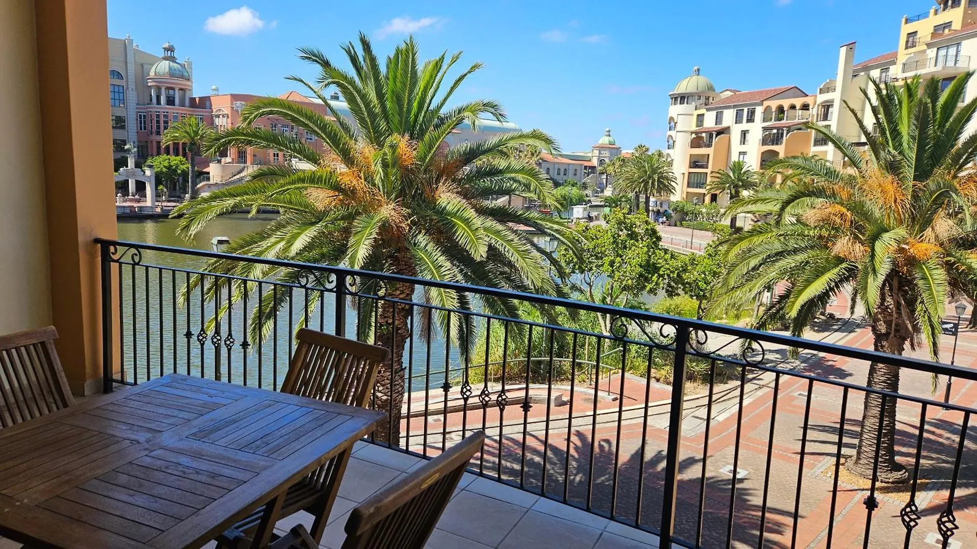 La Palmera - Island Club Canal Front Cape Town