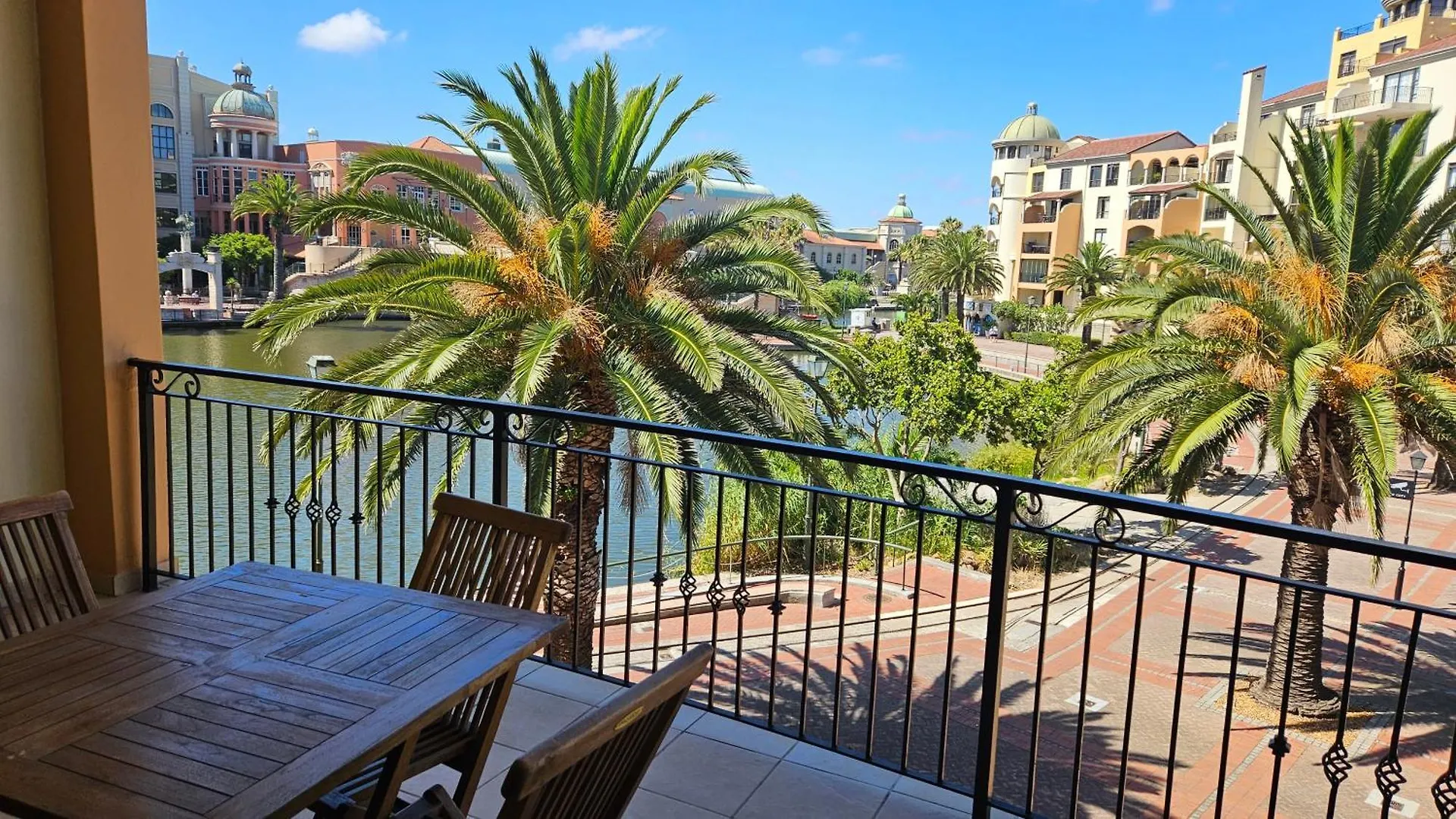 Apartment La Palmera - Island Club Canal Front Cape Town