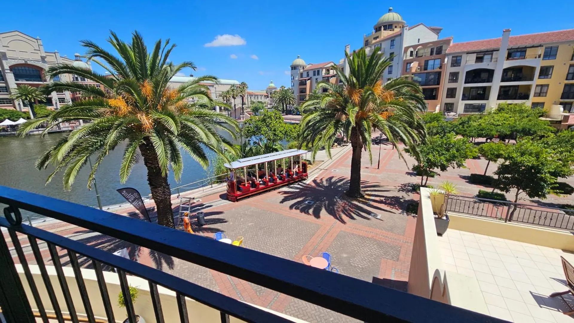 La Palmera - Island Club Canal Front Cape Town