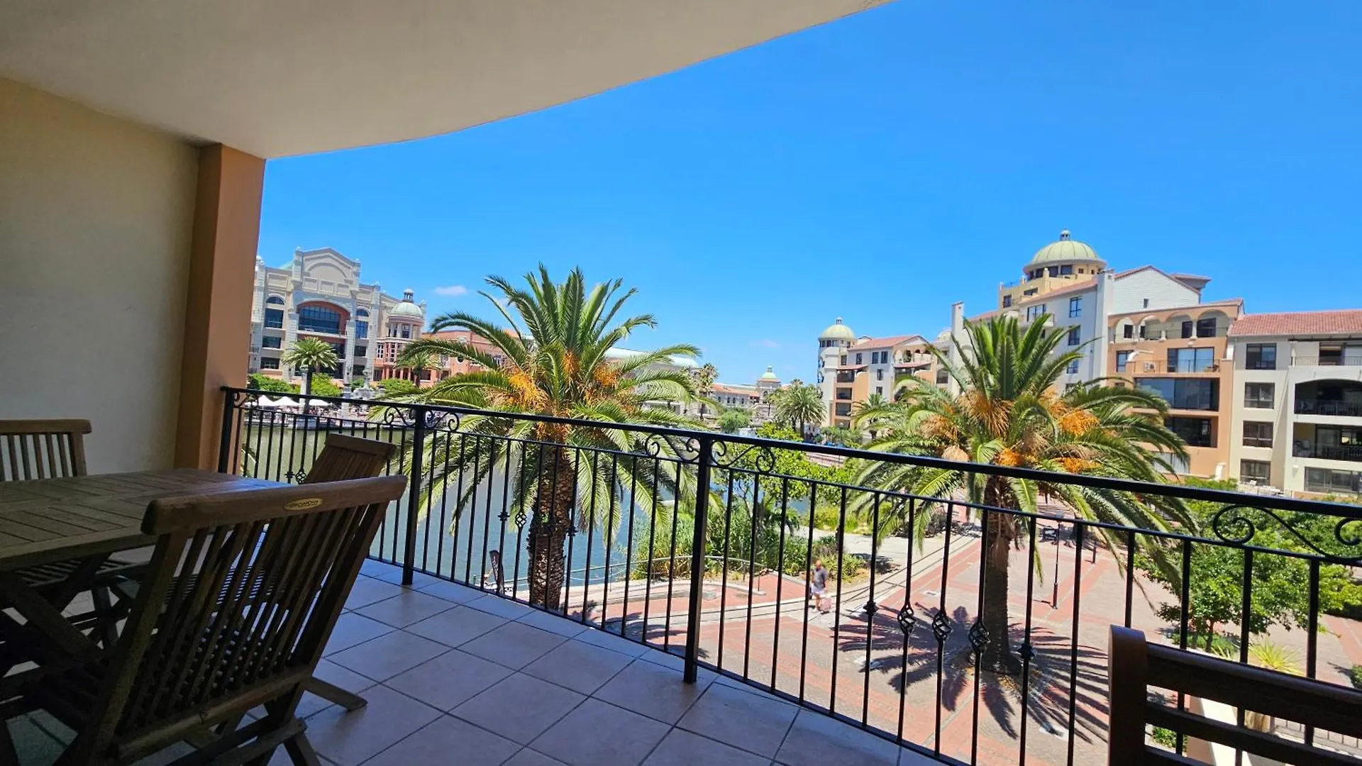 La Palmera - Island Club Canal Front Cape Town