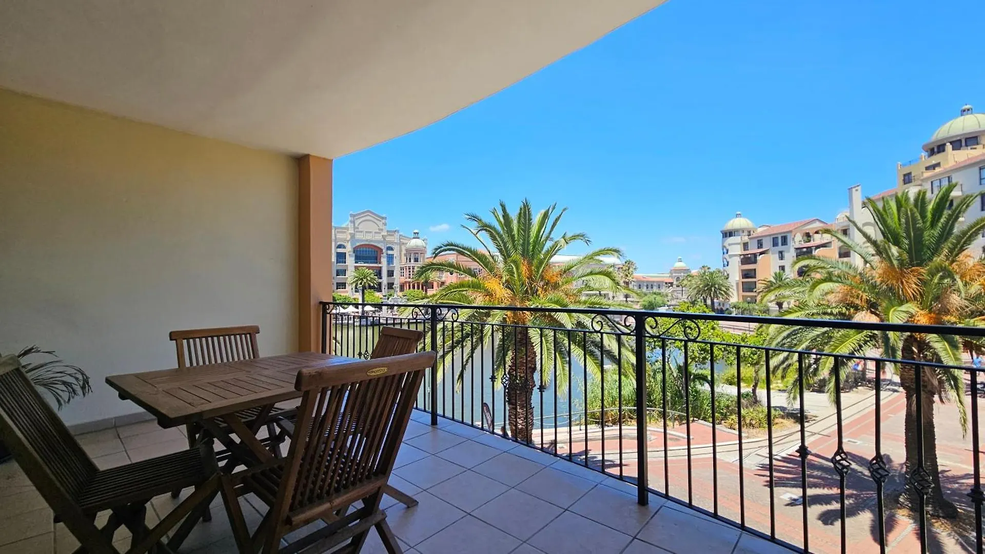 Apartment La Palmera - Island Club Canal Front Cape Town